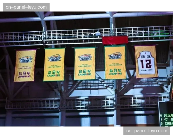 辽篮主场响起“我爱你中国”,球迷用行动支持低谷中的球队 辽篮主场响起“我爱你中国”,球迷用行动支持低谷中的球队